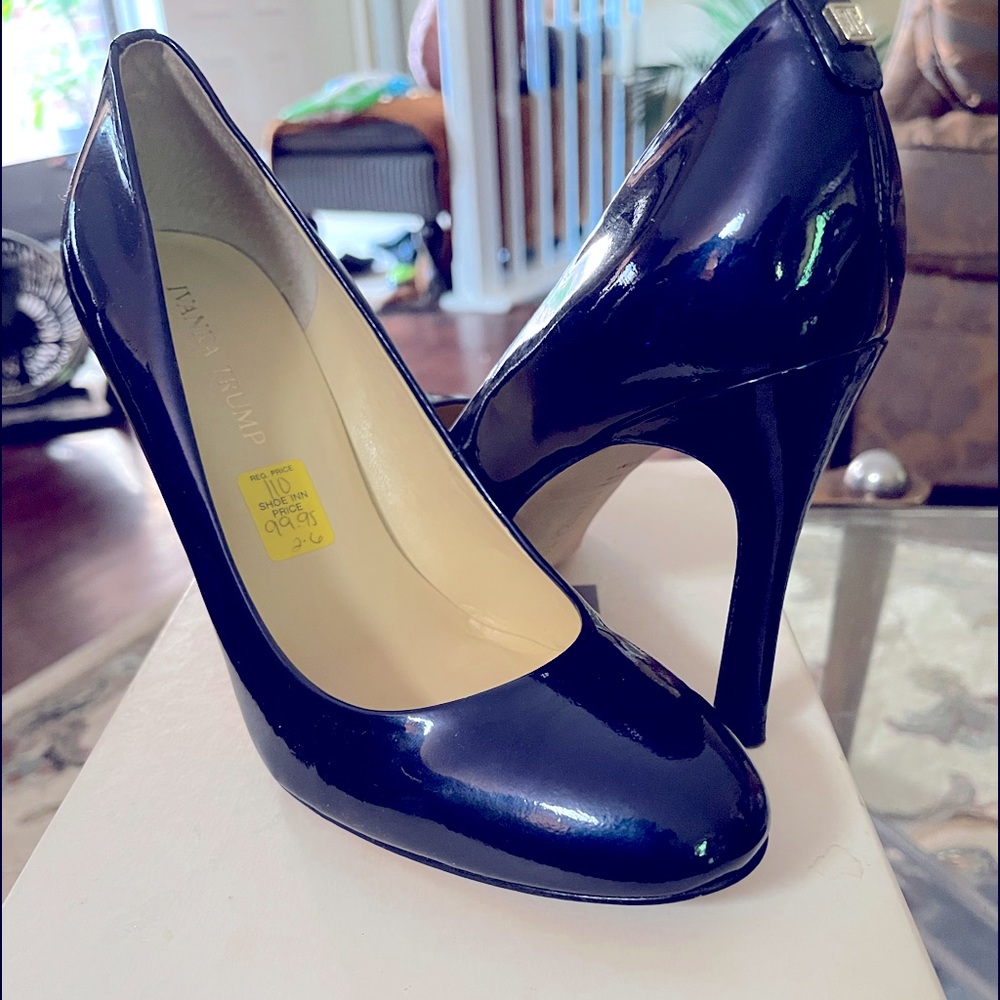Navy blue pump